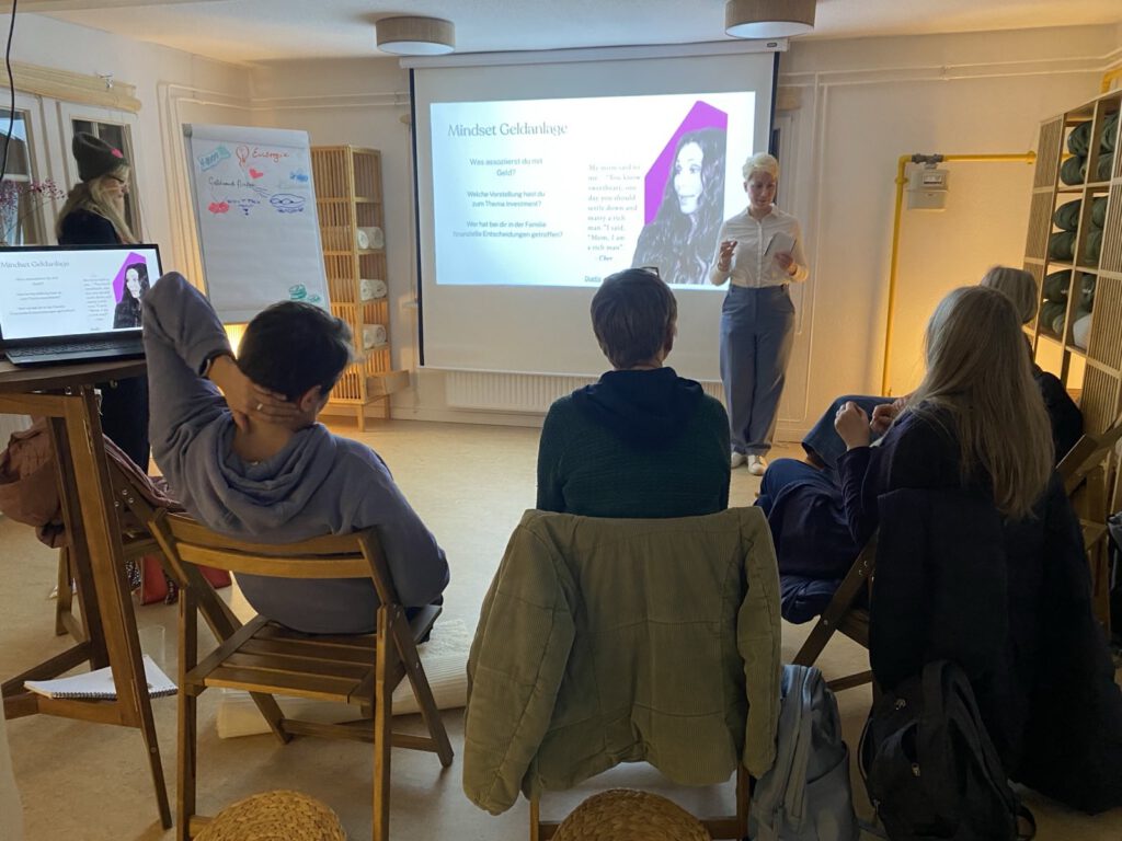 Mindset Geldanlage - Coachin Ursula Stieler referiert in Workshop "finanzen in Balance" vor Teilnehmerinnen