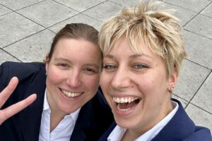 Gemeinsames Porträt der Finanzberaterinnen Daniela Paulsberg und Ursula Stieler, Leiterinnen des Online-Workshops „Geld, Ziele & Glaubenssätze“.